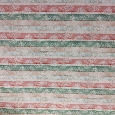 Padrão listrado com textura floral em cores rosa, verde e branco.