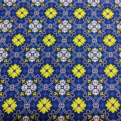 Tecido azul-escuro com padrão floral amarelo e branco e detalhes geométricos