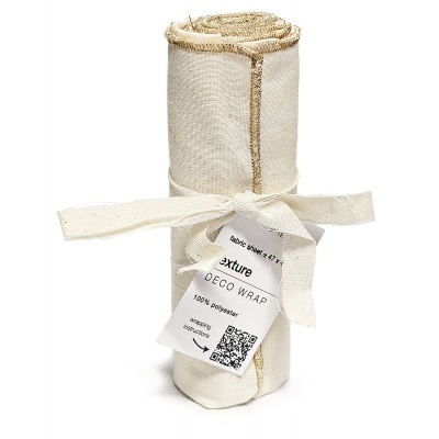 Tecido decorativo enrolado e preso com fita, etiqueta com texto e código QR