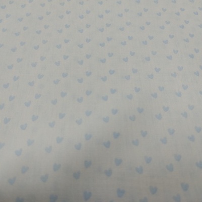 Tecido branco com pequenos corações azuis.