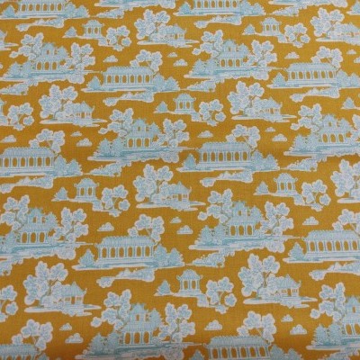 Tecido amarelo com padrão de edifícios e árvores em branco e azul claro