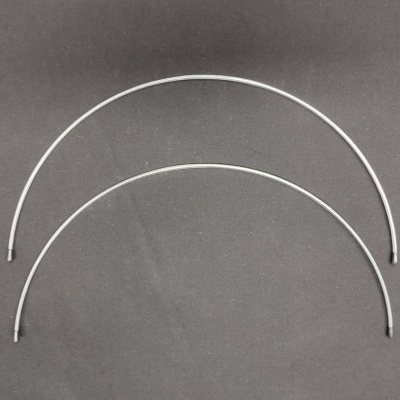 Dois arcos metálicos prateados curvos sobre fundo cinza escuro