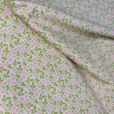 tecido floral de algodão com flores cor-de-rosa e folhas verdes