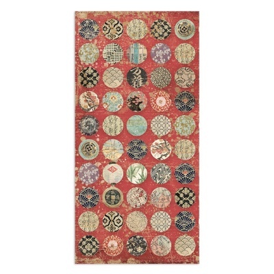 Tapete retangular com círculos de padrões variados sobre fundo vermelho