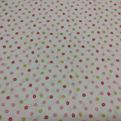 Tecido branco com padrão de lábios vermelhos e dourados