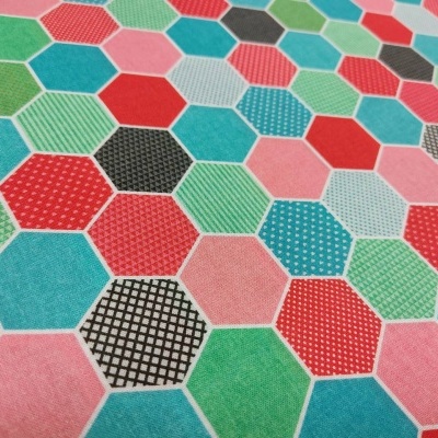 Tecido colorido com padrão de hexágonos multicoloridos e texturas variadas
