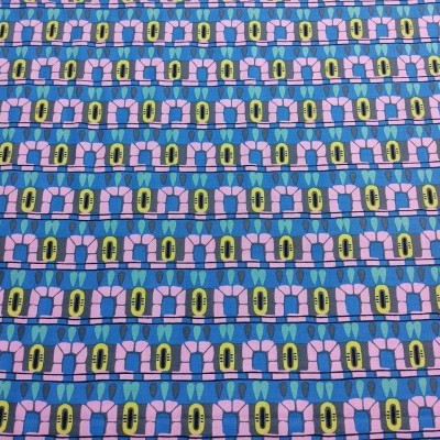 Tecido colorido com padrão geométrico e texturas planas