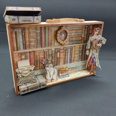 Mala rígida ilustrada com estante, gato e figura feminina em traje antigo