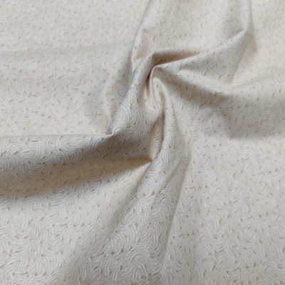 Tecido branco creme com padrão floral em relevo