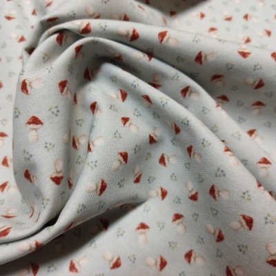 Tecido branco com padrão de pequenas flores vermelhas e bege