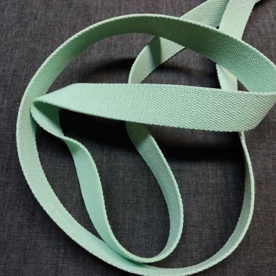 Cinta têxtil verde claro sobre superfície escura