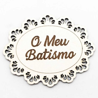 Placa decorativa de madeira com texto 'O Meu Batismo'