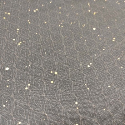 tecido cinzento com padrão geométrico e pontos amarelos e brancos