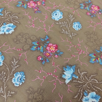 Tecido bege com padrão floral azul, rosa e castanho