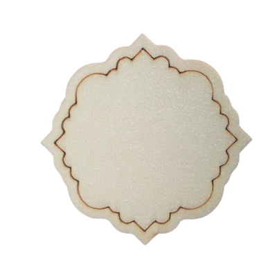 Etiqueta de espuma branca com contorno geométrico e linha castanha interna