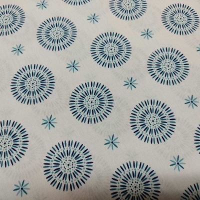 Tecido branco com padrão azul de círculos e estrelas