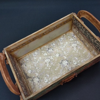 Tabuleiro retangular de madeira com alças e interior floral