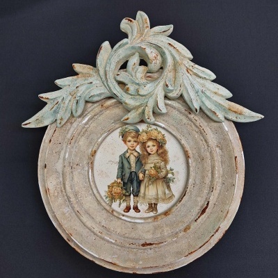 prato decorativo redondo com ilustração de crianças e ornamento de folhas em relevo no topo