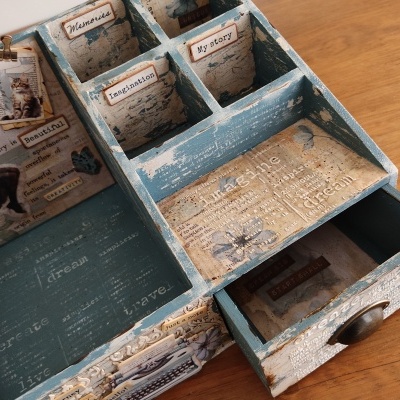 Caixa organizadora de madeira envelhecida com decoração vintage e vários compartimentos