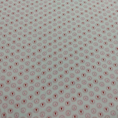 Tecido branco com padrão de folhas vermelhas e cinzentas