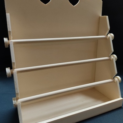 Suporte de madeira branco com barras horizontais e recortes em forma de coração