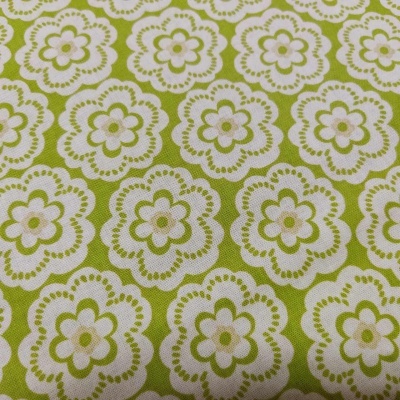 Tecido com padrão floral verde e branco