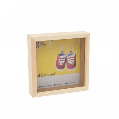 Porta-retratos de madeira com imagem de sapatinhos de bebé vermelhos