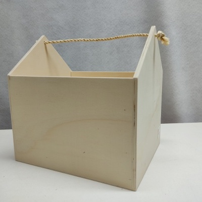 Caixa de madeira natural retangular com alça de corda.