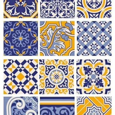 Azulejos decorativos coloridos em azul, branco e amarelo com padrões geométricos e florais.