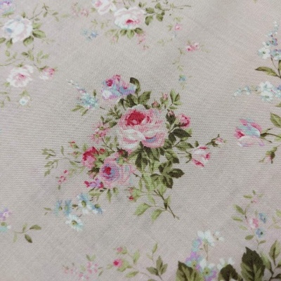 tecido floral bege com flores rosa, verde e azul