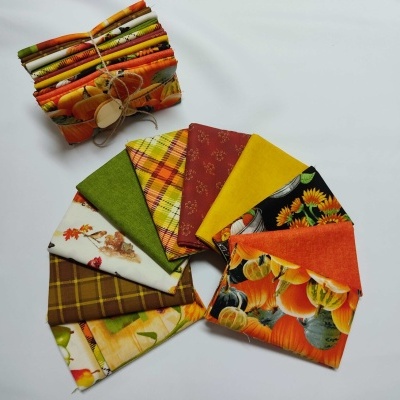 tecidos de algodão com padrões outonais coloridos dobrados e organizados em leque