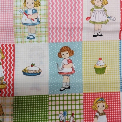 Tecido padrão quadrados coloridos com ilustrações vintage de meninas, cupcakes, torta e utensílios de cozinha