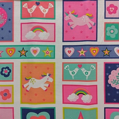 Tecido colorido com desenhos de árvores, pôneis, corações, estrelas e outros motivos em cores vivas