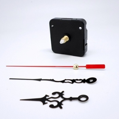 Mecanismo de relógio com ponteiros decorativos pretos e ponteiro vermelho.