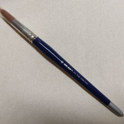 Pincel de pintura com cabo azul e cerdas castanhas