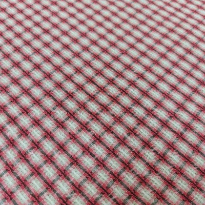 tecido com padrão de quadrados vermelhos e brancos