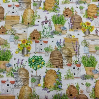 Pano com padrão de ninhos de abelhas, casinhas de pássaros, vasos de plantas e flores