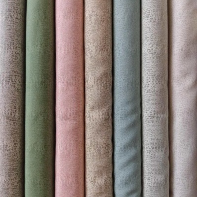 Sete rolos de tecido colorido com textura pontilhada