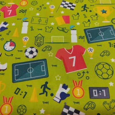 Tecido desportivo verde com estampas de futebol e acessórios.