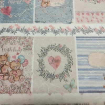 tecido estampado com ursinhos, corações, flores e padrões em azul, rosa e bege