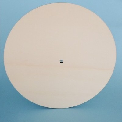 Disco redondo de madeira clara com furo central sobre fundo azul