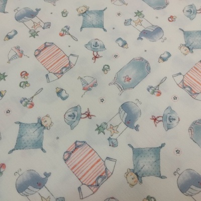 tecido branco com padrão infantil de ursinhos, pássaros, fraldas e almofadas
