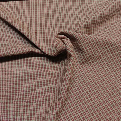 tecido xadrez vermelho e branco dobrado