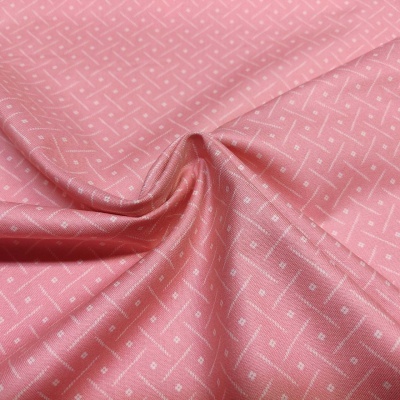 Tecido rosa com padrão geométrico branco e textura brilhante