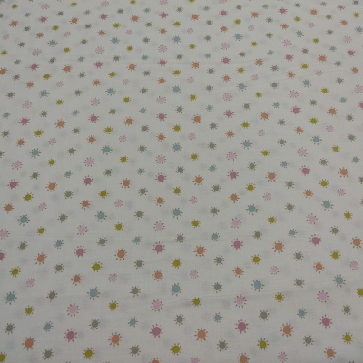 tecido branco com padrão de estrelas coloridas pequenas