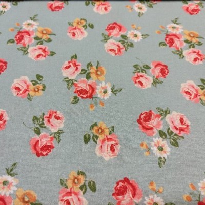 tecido floral azul com rosas vermelhas e rosas e outras pequenas flores