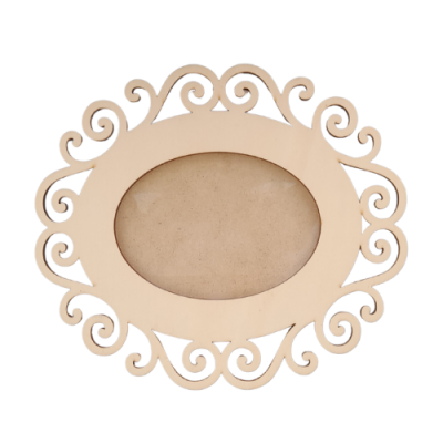 Moldura oval decorativa em madeira clara com arabescos recortados