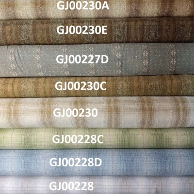 Rolos de tecido com códigos impressos em branco