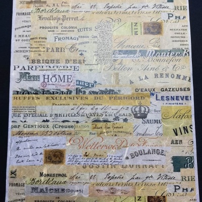 Papel de parede com padrões de etiquetas antigas e textos variados em estilo vintage