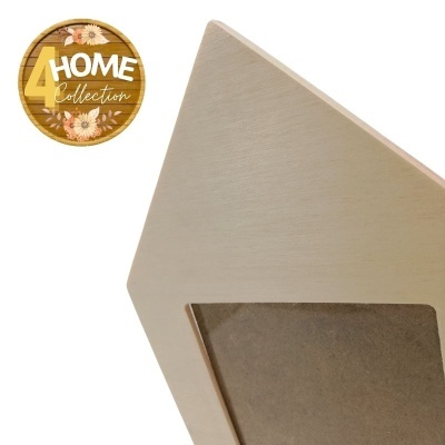 Produto em madeira clara com recorte quadrado e logo HOME Collection com flores.